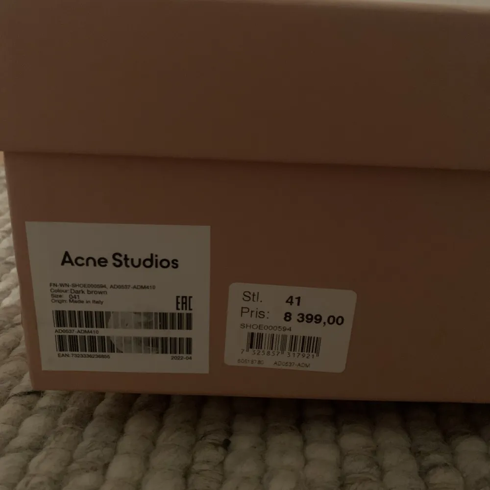 Bruna boots från Acne studios. Storlek 41 passar mig som har storlek 40. Aldrig använda. Orginalpris 8399kr. Budning ok. Skor.