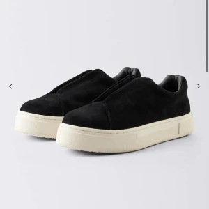 Eytys skor - Säljer nu mina svarta eytys i mocka då dom har blivit för små för mig, skriv privat för egna bilder eller frågor🥰box och påse ingår!