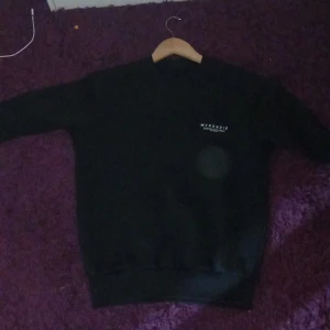 Vanliga tröjor - Tre tröjor 2 med luva och en utom luva det är en grön och en blå och en svart mzkiens