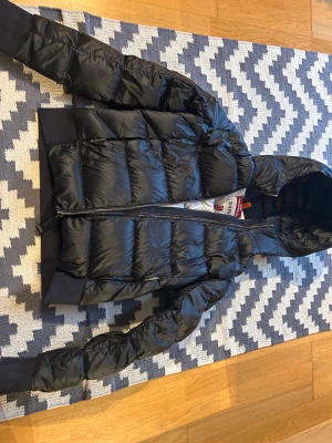 Parajumpers T Y- L - En mycket fin jacka. Ej mycket använd. Jackan är svart. Kvitto finns. Köpt på Kidsbrandstore. 