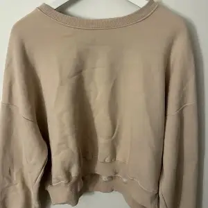En beige sweatshirt ifrån lager 157 i storlek M, sparsamt använd. 