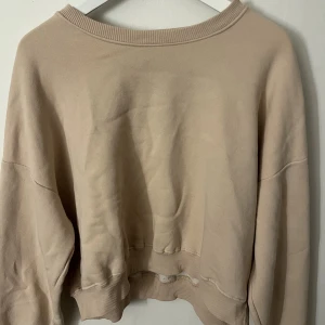Beige sweatshirt  - En beige sweatshirt ifrån lager 157 i storlek M, sparsamt använd. 