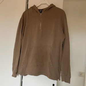 Beige tjocktröja  - Beige tjocktröja med luva och halv dragkedja