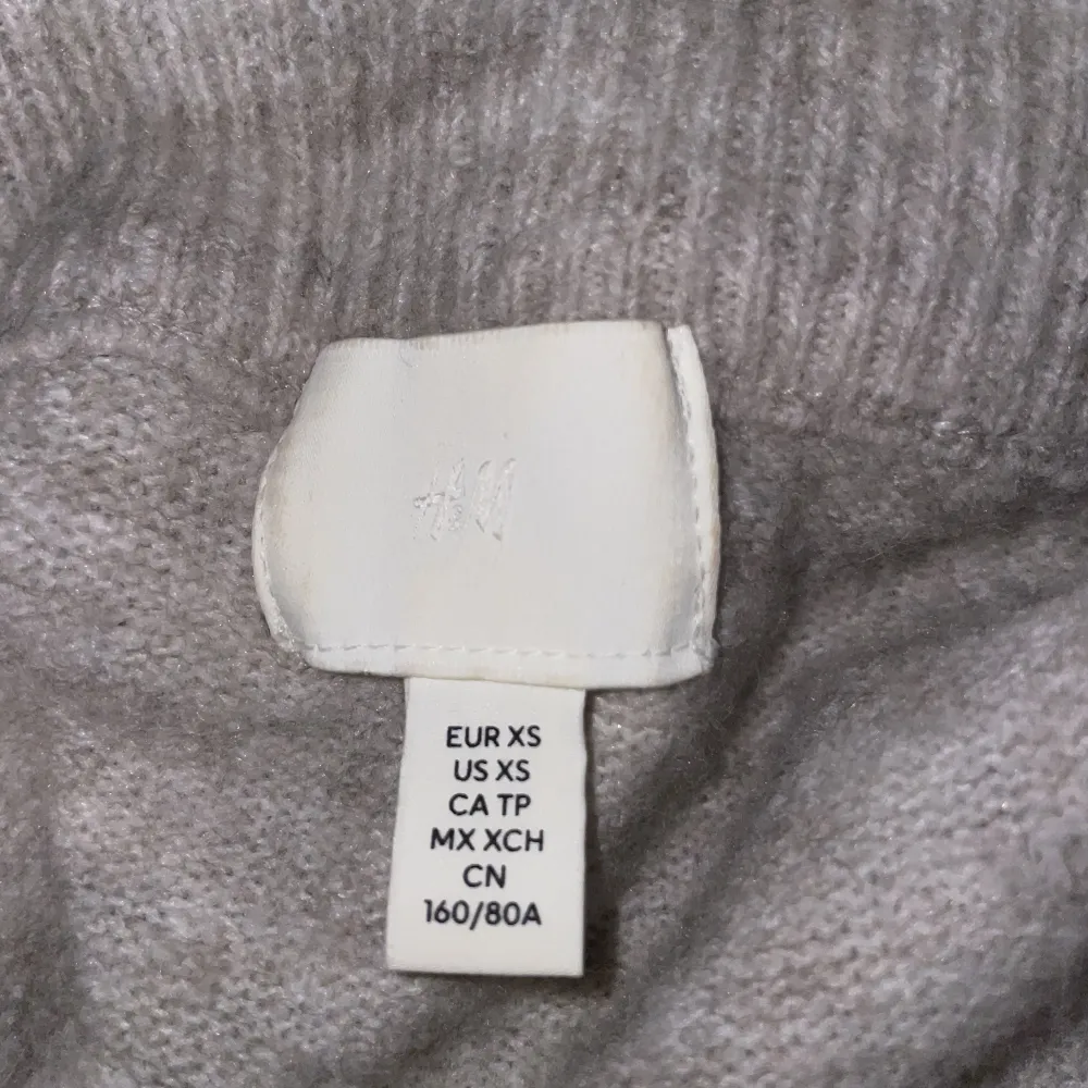Säljer denna snygga off shoulder tröjan från hm. Den är väldigt snygg trots det har den inte kommit till så mycket användning💕storlek xs men skulle säga passar upp till M.. Stickat.
