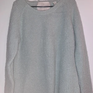 Stickad grön tröja - Strl: s/m Är aldrig använd, säljer pga tröttnat💕