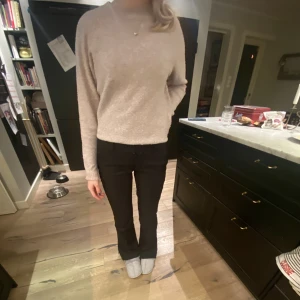 Söta lågmidjade kostymbyxor  - Intressekoll ursnygga kostymbyxor helt i nyskick (slutsålda i storleken) 🤍Köpta för 500 säljer för 350 🤩 Små skulle säga 26/24💕Hör av er!