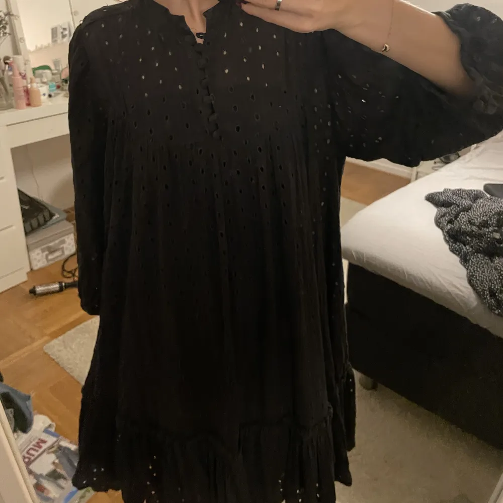 Säljer denna svarta klänningen som har ett jättefint mönster. Som man ser på sista bilden har den två hål som jag märkte nyss, alltså är de inte så märkbara. Det står att den är i storlek 44 men passar också mig som brukar vara en xs. . Klänningar.