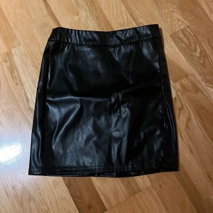 Kjol  - Säljer denna skinnkjol från shein i storlek S. Aldrig använd och är i fint skick💕  Pris går att diskutera:)