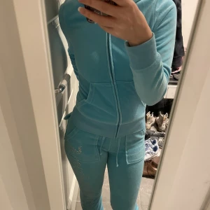 Juicy set - Juicy set med 90s vibe. Sitter jättebra med bootcut byxor, skriv för fler bilder