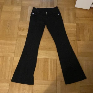Low waist brandy Melville Agatha pants - Bra skick byxor i low waist från brandy Melville. Typ aldrig använda då de va för korta för mig.  Storlek finns på bilderna.  Modell: Agatha Melville pants  (Pris kan diskuteras)
