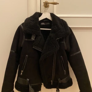 Vinter/höstjacka - Säljer denna skit coola svarta. Vinterjacka med päls inuti från zara. Helt slutsåld och endast använd typ 3 gånger. Jackan har inga slitningar eller något sånt och nypris va typ 900kr