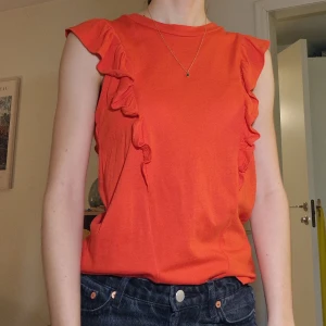 Monki topp - Topp från monki, använd 3 ggr. Orangeröd.