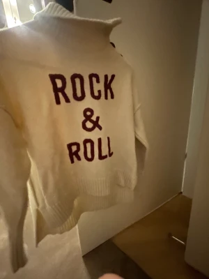 Zadig voltarie  - Jätte fin Zadig Voltaire tröja som är förliten .Använd få gånger och är som nyskick, kan diskutera pris. Köpt för 1500kr💕