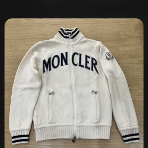 Moncler cardigan - den är köpt från kaspersheat för ca 4  månader sen och är i storlek 2
