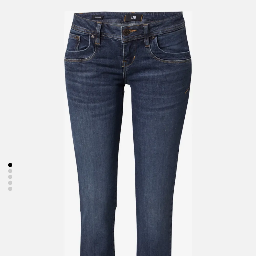 Säljer dessa mörkblå Ltb jeans eftersom dem var för små när jag köpte dom så aldrig använt💕nypris 799 säljer för 600. Jeans & Byxor.