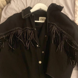 Jacka - Säljer nu denna sjukt snygga jacka från Zara  