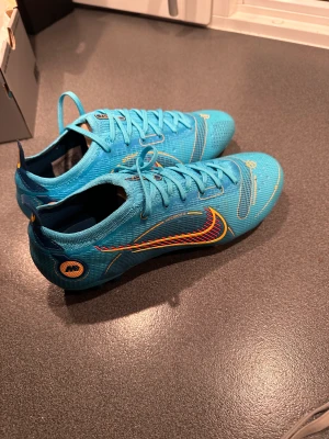 Nike fotbollsskor - Nike fotbollsskor i modellen mercurial vapor 15 elite AG! Konstgrässkor, nypris 3000kr, prislappen kvar. Karton+gympapåse medföljer!