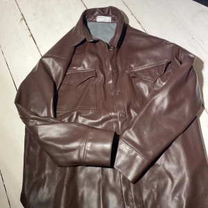 Tunn fusk skinnjacka  - Mycket fin jacka i fuskskinn  Som ny 