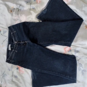 Mörka bootcut jeans - Snygg baksida! Jättebra skick. Strl S