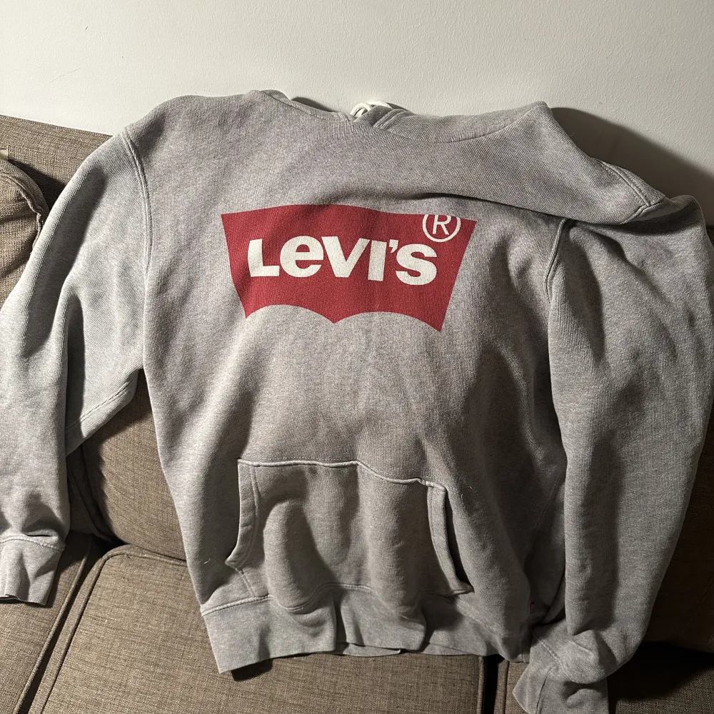 Levis hoodie i bra skick, storlek S men sitter som en Medium. Hoodies.