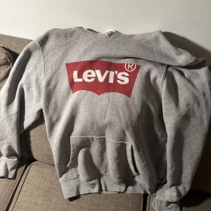 Levis hoodie - Levis hoodie i bra skick, storlek S men sitter som en Medium