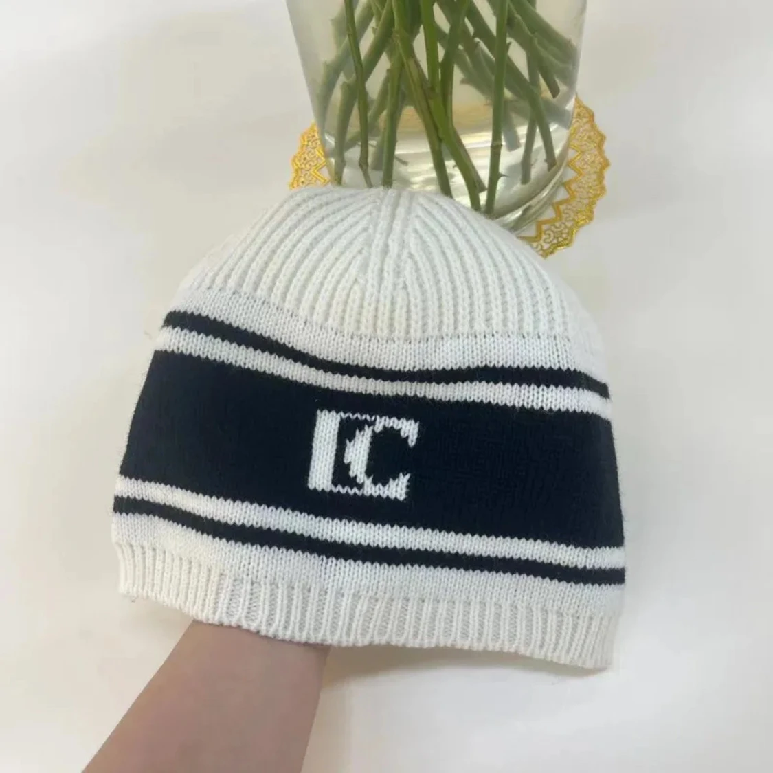 Snygg svartvit mössa - 90