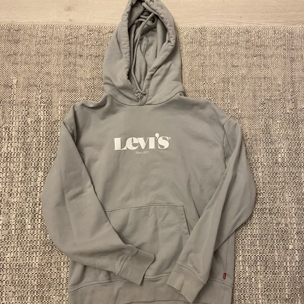 Ljusblå hoodie från Levis storlek M men skulle säga att den är mer S! knappt använd då den inte är min stil längre. Hoodies.