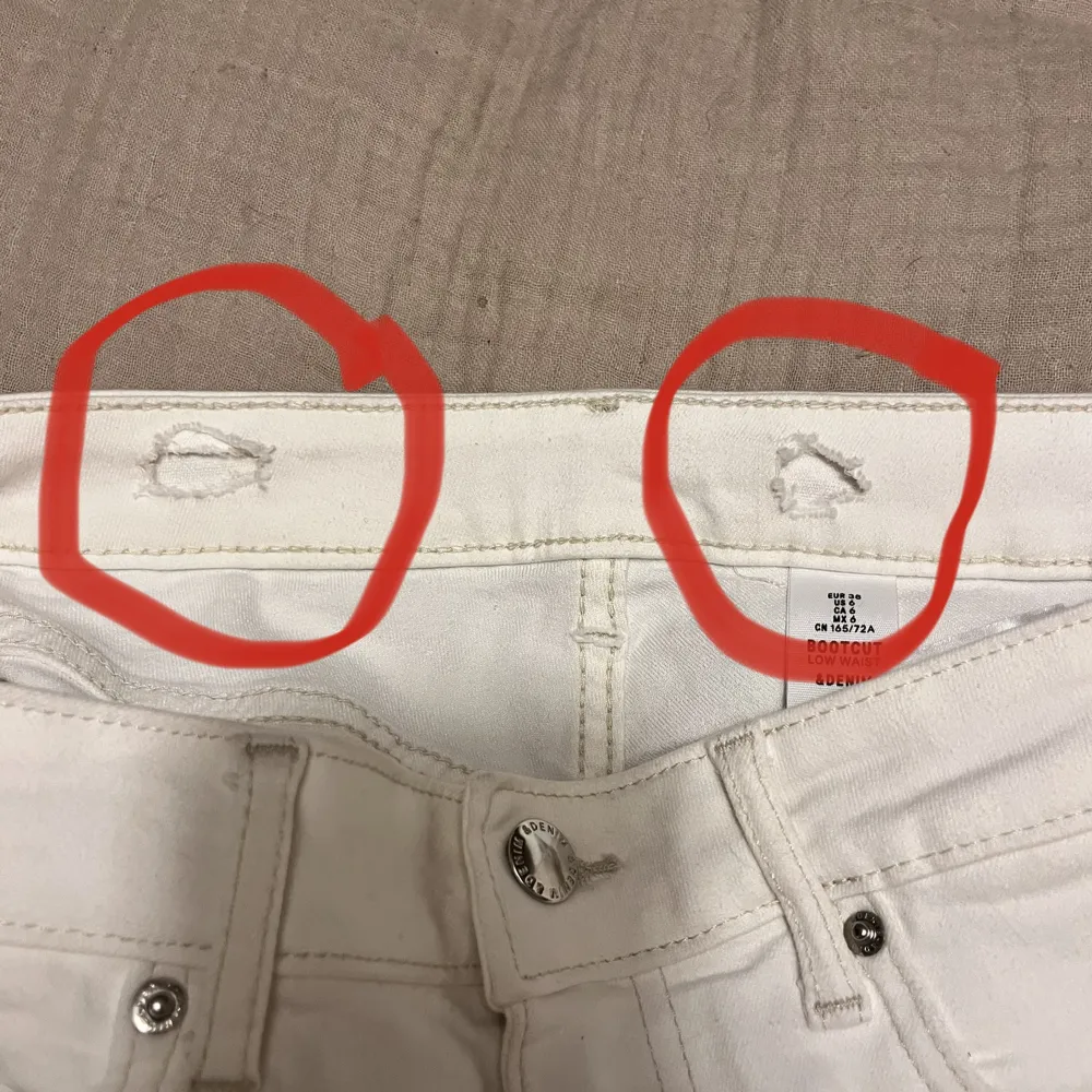 Snygga, vita bootcut jeans från Hm i storlek 38 (mer info om längd på bild 1) Finns också små hål i insidan av midjan från tidigare skärp (bild 2) men inget som syns. Säljs pga av fel storlek och hoppas nån får användning av dem.  Köparen står för frakt. . Jeans & Byxor.