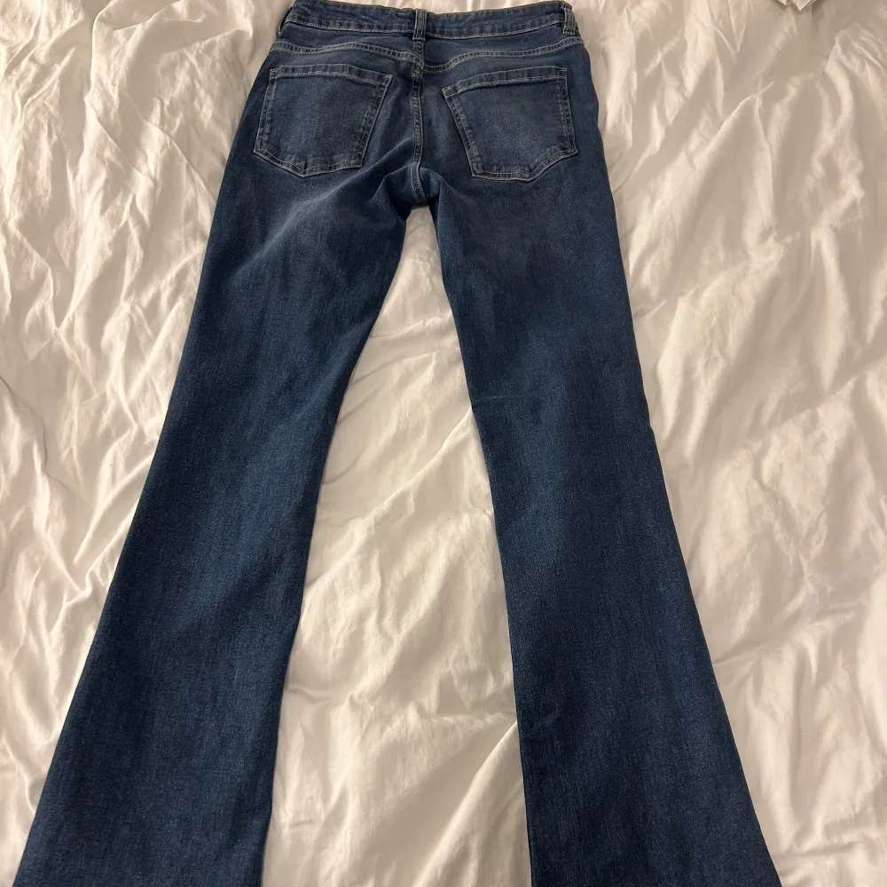 Low waist dani denim jeans från kappahl. storlek 34. Använda en gång, jättebra skick. Säljer då jag köpt liknande💕nypris 500kr . Jeans & Byxor.