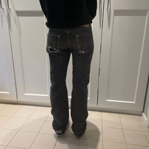 Gråa levis jeans - Midjemått: 40cm Innerbenslängd: 86cm Ytterbenslängd: 110cm Grenhöjd: 25cm