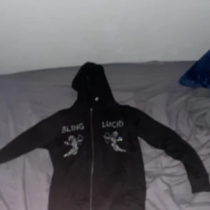 Bling lucid tröja  - Snygg zip hoodie med rhinestones inga tappade stenar och bra skick på tröjan