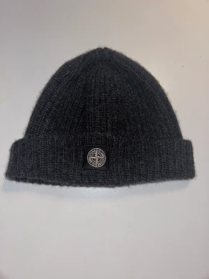 Stons Island mössa - Mössa från Stone Island i färgen mörk grå. Nypris runt 1200