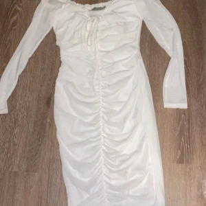 Klänning  - Säljer min snygga klänning från Nelly!💗 i storlek Xs💘 jag säljer den för 110kr  ink frakt 💘BETALA VIA SWISH‼️ TRYCK EJ PÅ KÖP NU‼️