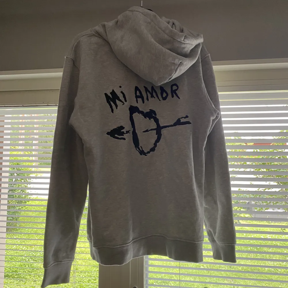 Riktigt snygg hoodie i näst intill ny skick, snörena borttagna då jag tyckte det var snyggare. Säljer pga att jag tycker den sitter lite för tajt. . Hoodies.