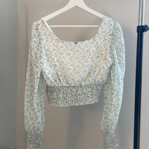 Blus - Vit blus med blå/orange blommor.💞🌸