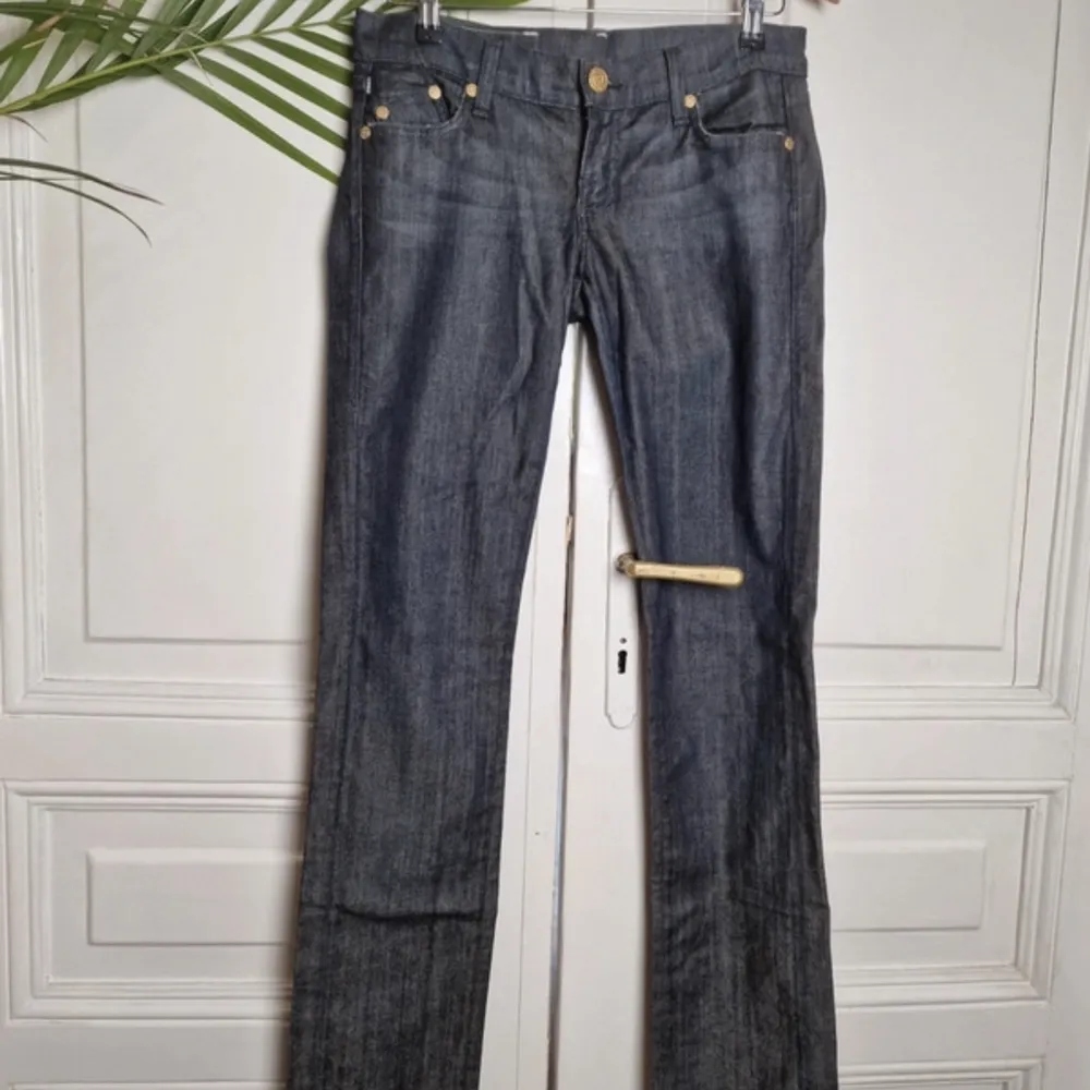 Säljer dessa ascoola Victoria Beckham jeans🤩 Lågmidjade och bootcut!! Så snygga🤩 w27, och är för små på mig, så tyvärr inga bilder på! 🫶🏼 passar nog 34-36 bäst! Midja: ca 84 cm, höft: ca 98 cm, Innerbenslängd: ca 92 cm (passar långa!) 🙏. Jeans & Byxor.