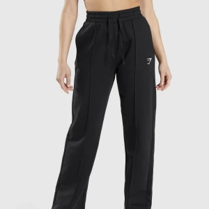 Mjukisbyxor Gymshark  - Säljer dessa mjukisbyxor från Gymshark, utsvängda längst ner. Använt dessa Max 2ggr. Passar dig som bär storlek S/M🤍