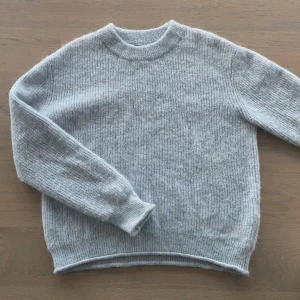 Stickad tröja  - ljusblå, ser lite grå ut på bilderna stickadtröja jättefin och skön