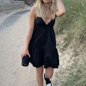 Svart klänning - Jättefin sommarklänning som är helt oanvänd med prislapp kvar❤️ sitter som en M men är storlek L ❤️ köpt för 399, pris kan diskuteras❣️