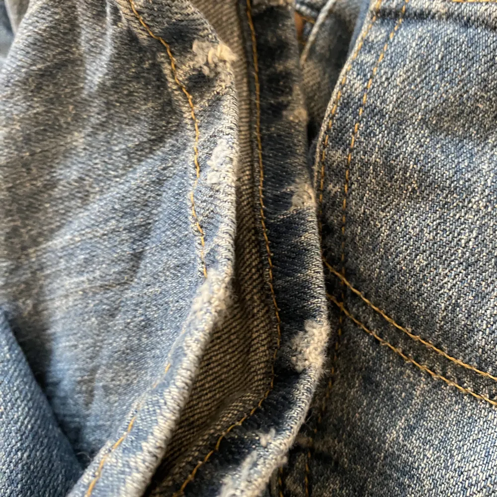 Säljer dessa vintage lee jeans. Har små defekter på byxorna längst ned som ni kan se i bild 2 och 3🩷 köparen står för frakten🩷. Jeans & Byxor.
