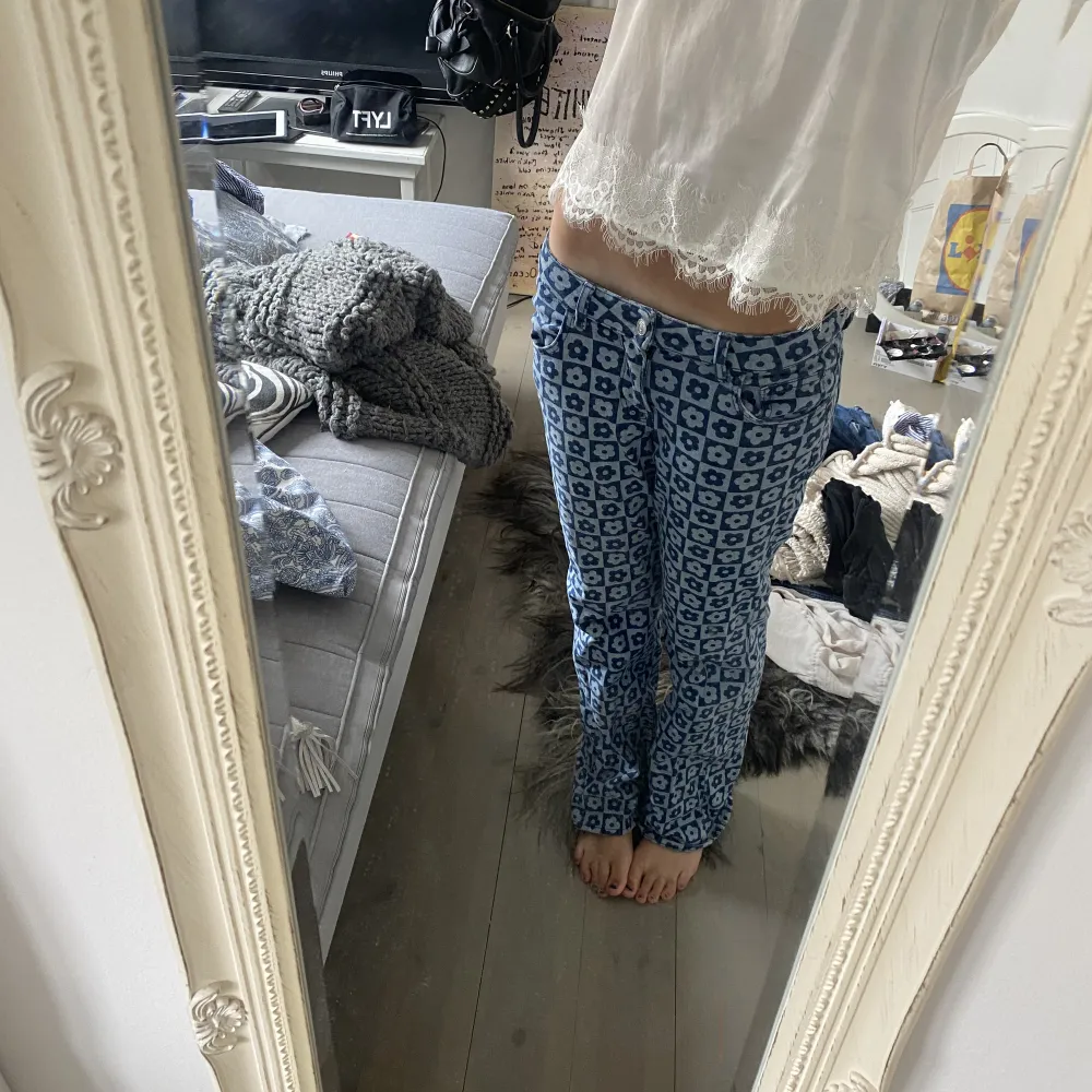 Säljer mina coolaste lågmidjade jeans❤️❤️. Jeans & Byxor.