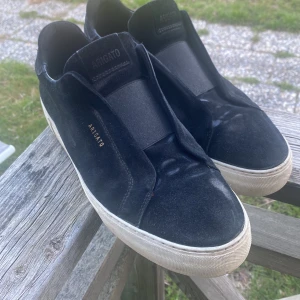 Arigato Laceless - Säljer mina Arigato Laceless Svarta, 8/10 skick, bara lite vita crease märken men rästen e bra skick, box kan tillkomma vid behov.  Hör av er vid frågor eller fler bilder.