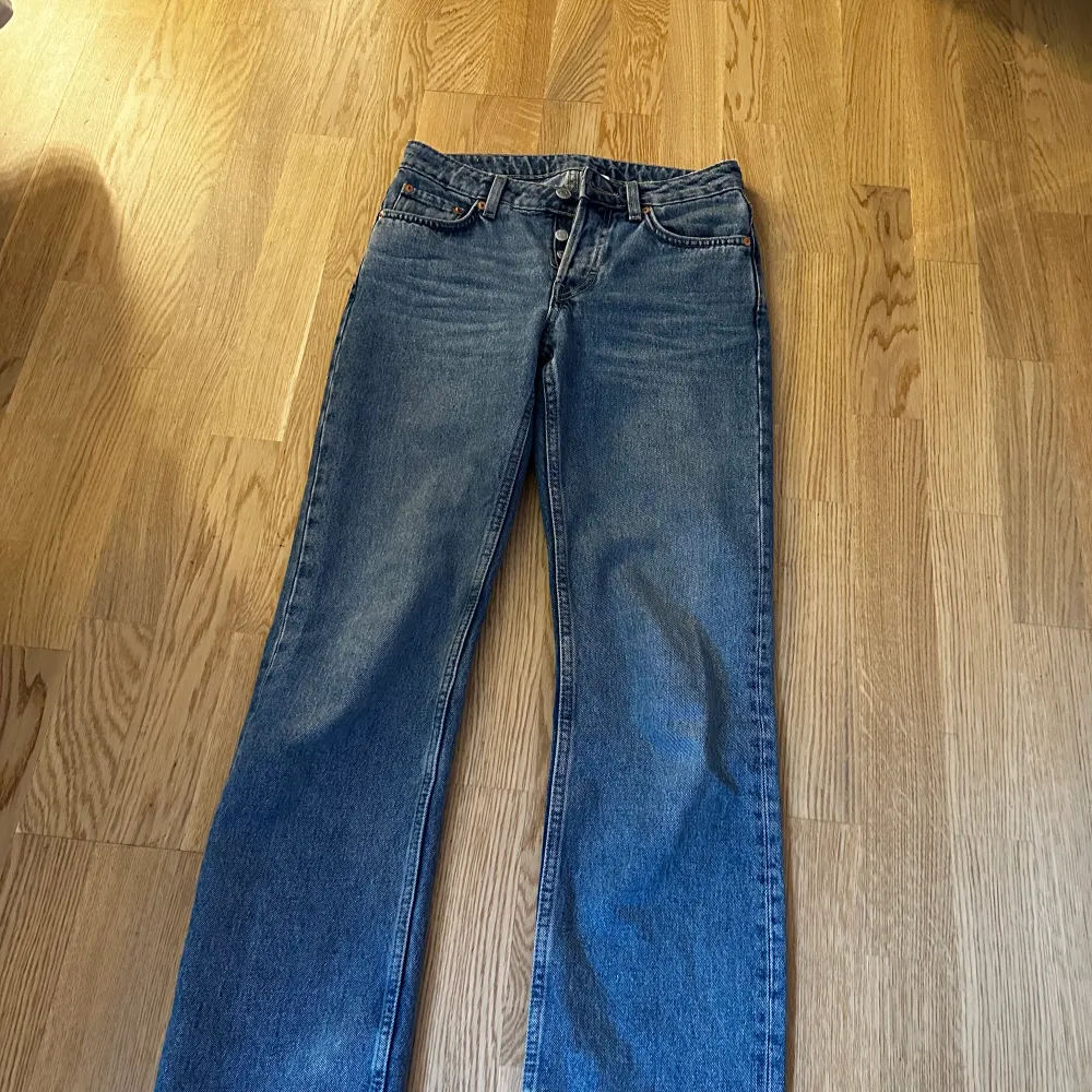 Lågmidjade jeans från weekday . Jeans & Byxor.
