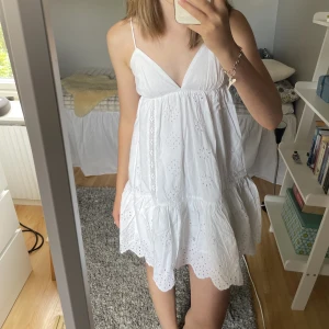 Zaraklänning - Klänning som köptes på zara förra sommaren. Fint skick. Använd gärna köp nu😃