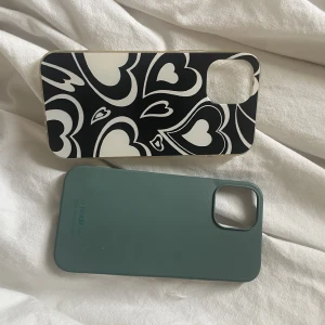 mobilskal.  - säljer två mobilskal. det gröna är från holdit och har en spricka i kanten (kolla bild 3) det vitsvarta mobilskalet är från shein tror jag. superfint och bra kvalite.  säljer pga att jag har ny mobil. båda är till iPhone 12/12pro holdit=100kr svarta=50kr 