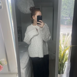 Stickad tröja - Super fina tjocktröjor köpta från h&m. Köp båda för 350 eller 200kr st💓