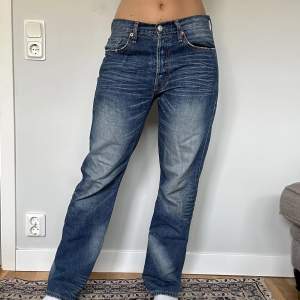 Assnygga Vintage Levis jeans i modellen 501! Jag har vanligtvis waist 29 och är 170 cm. Skriv för fler bilder och mått❣️