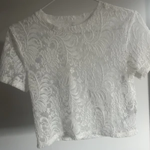 Only topp - Säljer denna suppet snygga toppen från only som är i spets tyg.den är helt oanvänd då den är lite för liten på mig 