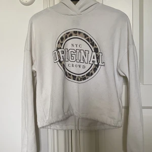 Vit tröja/hoodie - Vit hoodie/tröja från Ginatricot, använd fåtal gånger dock lite nopprig.   Kan mötas upp mellan Övik-Umeå annars får man själv stå för frakten.