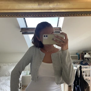 Grå kofta - Söt liten kofta från Barndy Melville💕